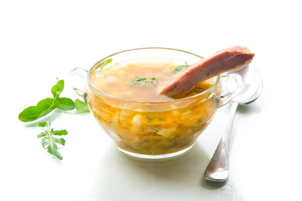 白い背景に隔絶されたプレートに肋骨を持つ調理されたスモークエンドウ豆のスープ — ストック写真