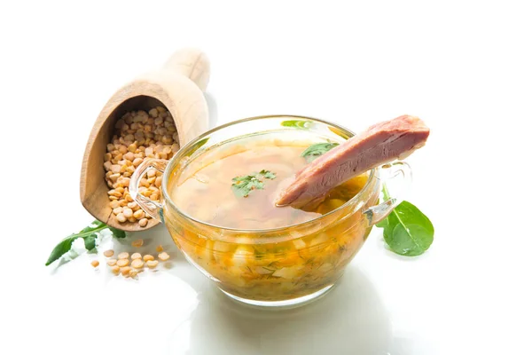 白い背景に隔絶されたプレートに肋骨を持つ調理されたスモークエンドウ豆のスープ — ストック写真