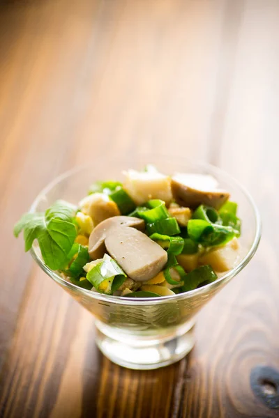 Salade Fraîche Champignons Oeufs Oignons Verts Sur Une Table Bois — Photo