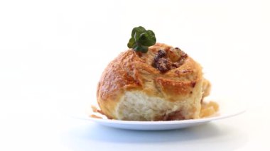 Reçelli tatlı kıvırcık çörek, pudra şekerli kuru üzüm.