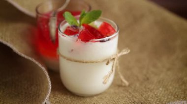 Meyve jöleli ev yapımı tatlı yoğurt.