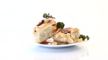 Reçelli tatlı kıvırcık çörek, pudra şekerli kuru üzüm.