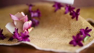 Güzel bir demet bahar çiçeği ve annemi tebrik ederim.