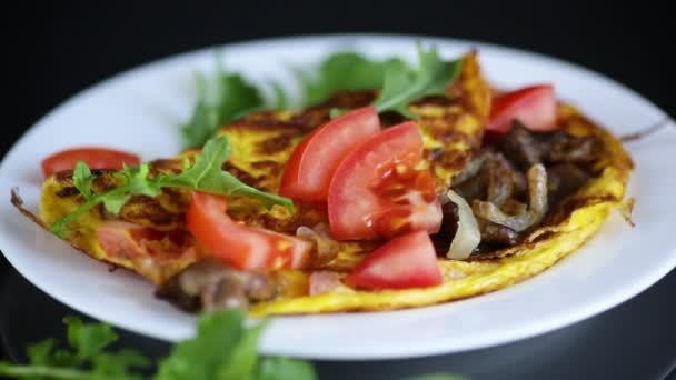 Smažená vaječná omeleta s divokými houbami a rajčaty — Stock video