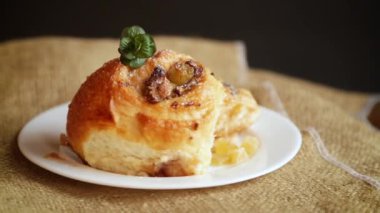 Reçelli tatlı kıvırcık çörek, pudra şekerli kuru üzüm.