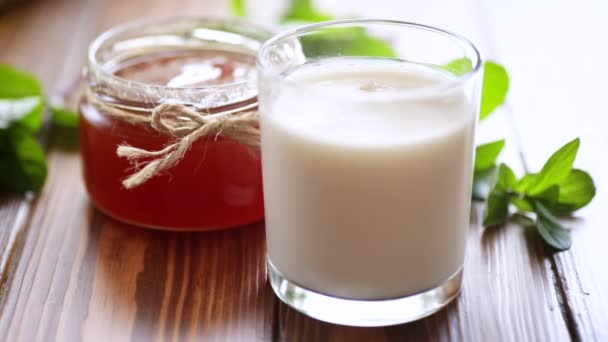 Zelfgemaakte yoghurt in een glas en met jam — Stockvideo