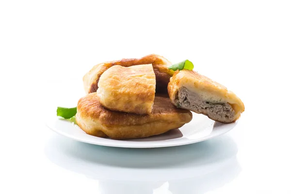 Torte Fritte Con Carne Piatto Sfondo Bianco — Foto Stock