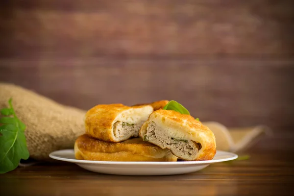 Torte Fritte Con Carne Piatto Tavolo Legno — Foto Stock