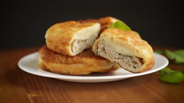 Fried pies with meat in a plate on a white — Stock Video