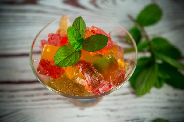 Gelée Fruits Sucrés Colorée Dans Verre Sur Une Table Bois — Photo