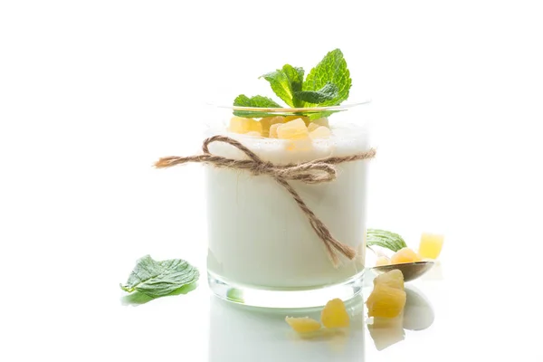 Słodki Jogurt Domowej Roboty Kandyzowanymi Owocami Szklance Wyizolowanej Białym Tle — Zdjęcie stockowe
