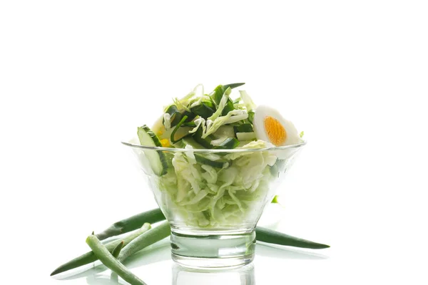 春季沙拉 带有早期卷心菜 鸡蛋和绿色洋葱 背景为白色 — 图库照片