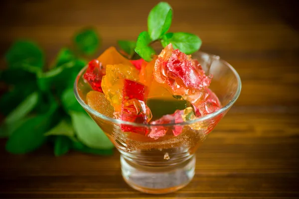 Χρωματιστό Γλυκό Ζελέ Φρούτων Γυάλινο Ποτήρι Ξύλινο Τραπέζι Εικόνα Αρχείου