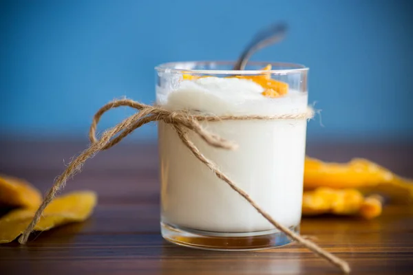 Hemlagad söt yoghurt i ett glas med mango — Stockfoto