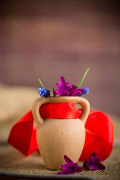 Vacker bukett vårblommor på ett träbord — Stockfoto