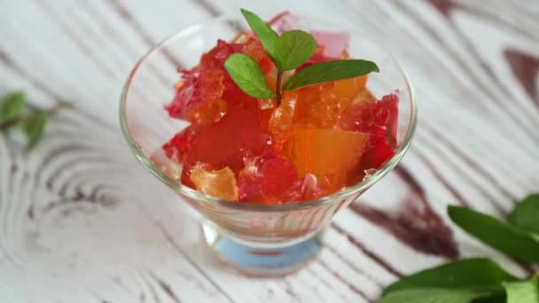 Jalea de fruta dulce de color en un vaso de vidrio — Vídeo de stock