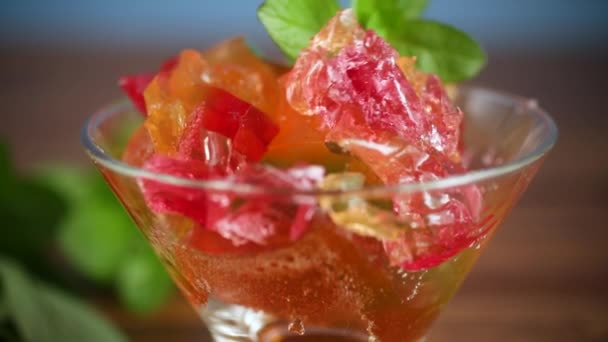 Színes édes gyümölcskocsonya üvegben — Stock videók