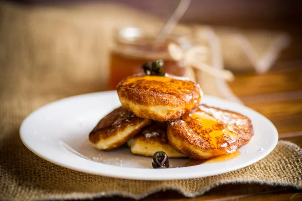Süße Gebratene Quark Pfannkuchen Mit Marmelade Einem Teller Auf Einem — Stockfoto