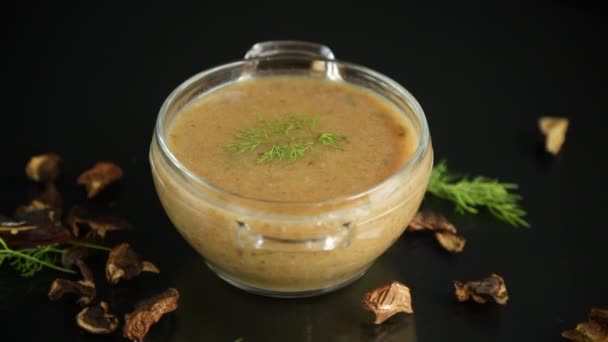 Sopa vegetariana vegetal casera caliente con champiñones secos en un tazón de vidrio — Vídeo de stock