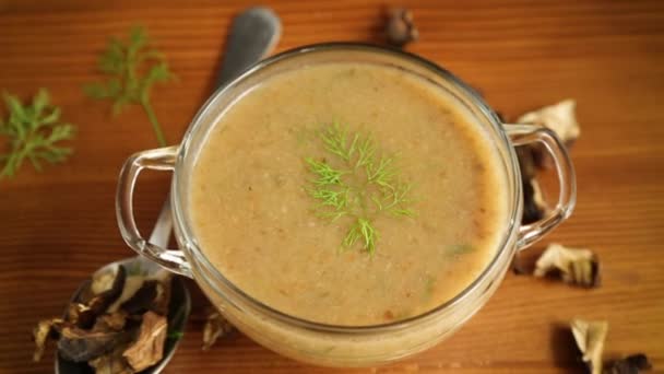 热的自制蔬菜汤，将干蘑菇放在玻璃碗里 — 图库视频影像