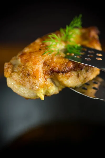 Kawałek Smażonego Filetu Kurczaka Przyprawami Czarnym Tle — Zdjęcie stockowe