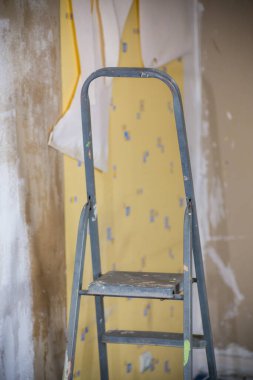 Tadilattan önce duvarların arka planındaki eski merdiven.