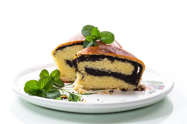 甜甜的糕点 用罂粟籽滚在白色的背景上 — 图库照片