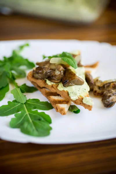 Gebratener Toast Mit Käseaufstrich Rucola Und Gebratenen Champignons Einem Teller — Stockfoto