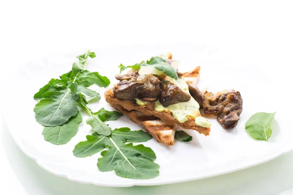 Gebratener Toast Mit Käseaufstrich Rucola Und Gebratenen Pilzen Isoliert Auf — Stockfoto