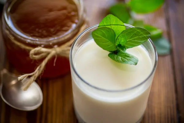 Hausgemachter Joghurt Glas Und Mit Marmelade Auf Einem Holztisch — Stockfoto
