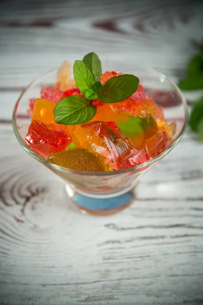 Χρωματιστό Γλυκό Ζελέ Φρούτων Γυάλινο Ποτήρι Ξύλινο Τραπέζι — Φωτογραφία Αρχείου