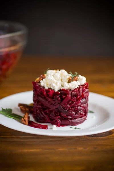 Kokt Sallad Kokta Betor Med Valnötter Och Keso Ett Träbord — Stockfoto