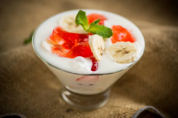 Słodki Jogurt Domowej Roboty Bananami Kawałkami Galaretki Owocowej Szklance — Zdjęcie stockowe