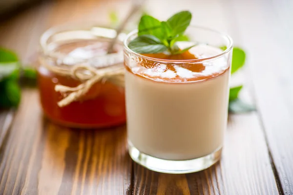 Hausgemachter Joghurt Glas Und Mit Marmelade Auf Einem Holztisch — Stockfoto