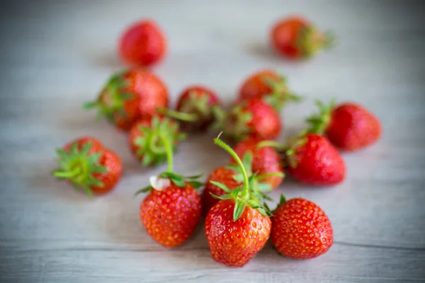 Raccolto Fragole Naturali Mature Rosse Tavolo Legno — Foto Stock