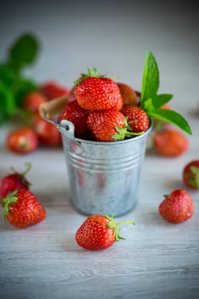 Ernte Roter Reifer Natürlicher Erdbeeren Auf Einem Holztisch — Stockfoto