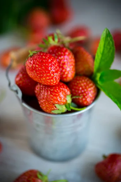 Ernte Roter Reifer Natürlicher Erdbeeren Auf Einem Holztisch — Stockfoto