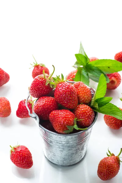Ernte Roter Reifer Natürlicher Erdbeeren Isoliert Auf Weißem Hintergrund — Stockfoto