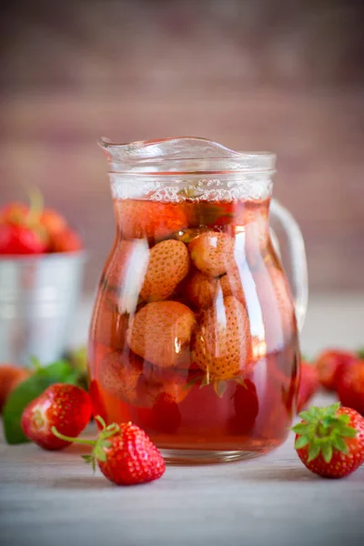 Süßes Erfrischendes Beerenkompott Aus Reifen Erdbeeren Dekanter Auf Einem Holztisch — Stockfoto
