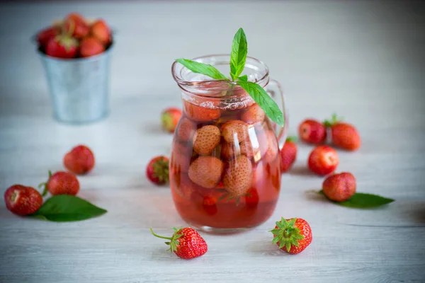 Süßes Erfrischendes Beerenkompott Aus Reifen Erdbeeren Dekanter Auf Einem Holztisch — Stockfoto