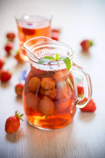 Süßes Erfrischendes Beerenkompott Aus Reifen Erdbeeren Dekanter Auf Einem Holztisch — Stockfoto