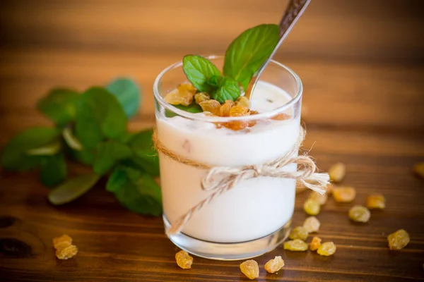 Süßer Hausgemachter Joghurt Mit Rosinen Glas Auf Einem Holztisch — Stockfoto