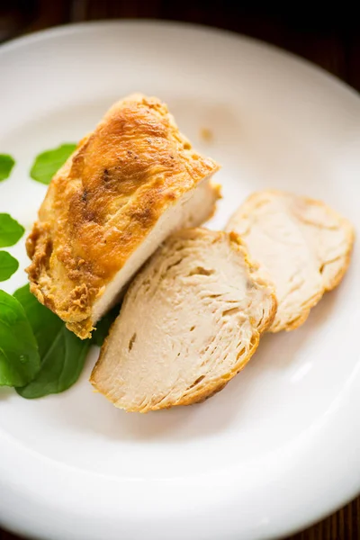 Gebackene Hühnerfiletstücke Mit Gewürzen Und Kräutern Einem Teller Auf Einem — Stockfoto