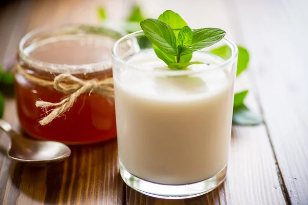 Hausgemachter Joghurt Glas Und Mit Marmelade Auf Einem Holztisch — Stockfoto