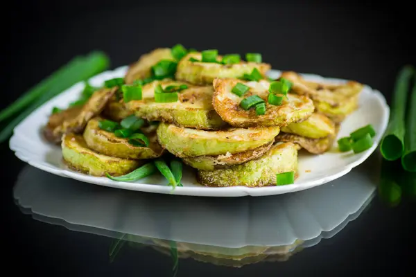 Gebratene Zucchini Kreis Mit Frischen Kräutern Einem Teller Auf Schwarzem — Stockfoto