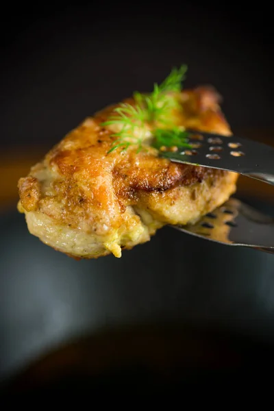 배경에 향신료를 곁들인 닭고기 — 스톡 사진