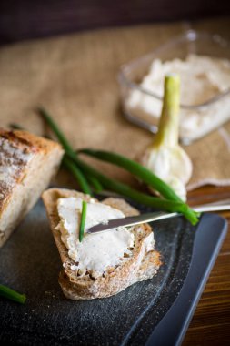 Tahta masaya sarımsaklı peynirli ev yapımı karabuğday ekmeği.