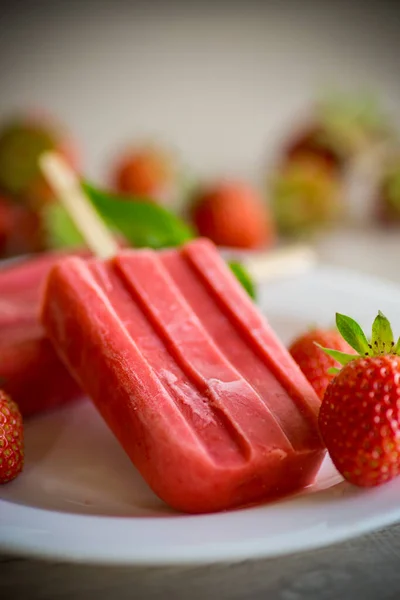 Homemade Strawberry Ice Cream Stick Made Fresh Strawberries Plate Wooden — Stock Photo, Image