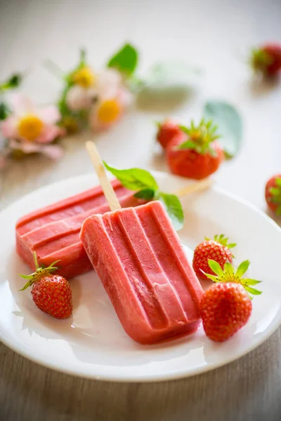 Σπιτικό Παγωτό Φράουλα Ξυλάκι Από Φρέσκες Φράουλες Πιάτο Ξύλινο Τραπέζι — Φωτογραφία Αρχείου