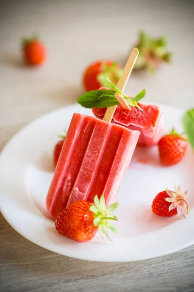 Gelato Alla Fragola Fatto Casa Bastoncino Fragole Fresche Piatto Tavolo — Foto Stock